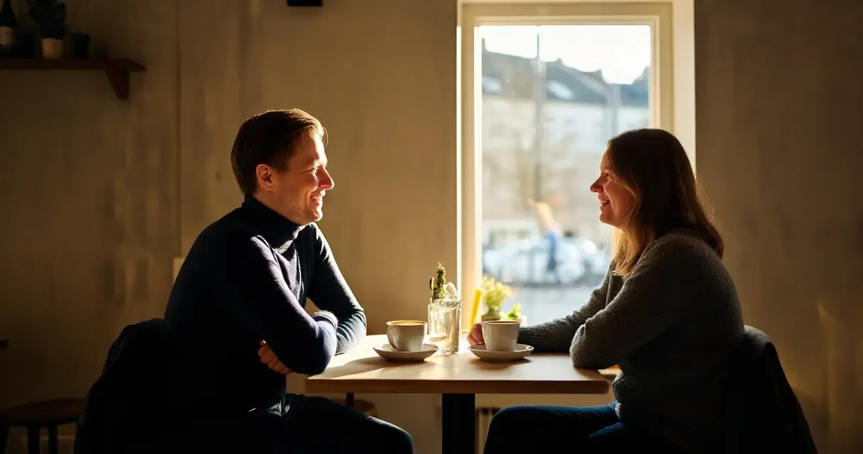 Kaksi ihmistä kahvilassa – nettideittailusta tapaaminen